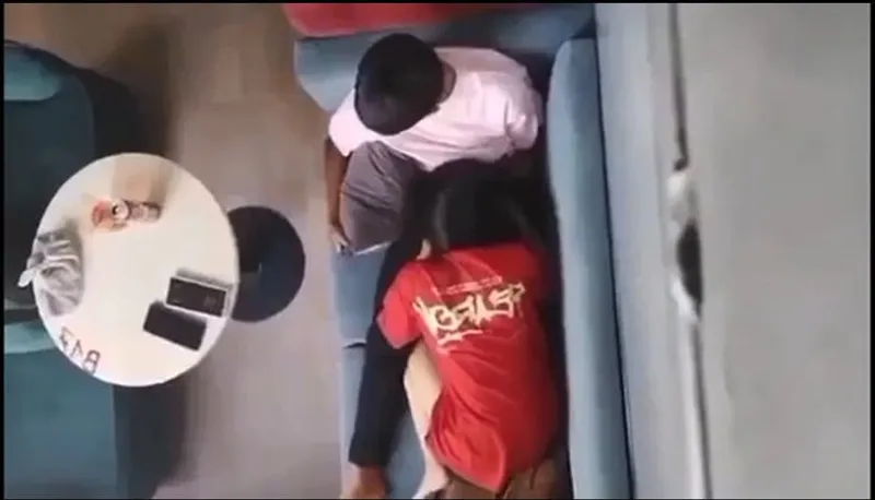 Quay lén em người yêu bú mút cho em người yêu nơi công cộng