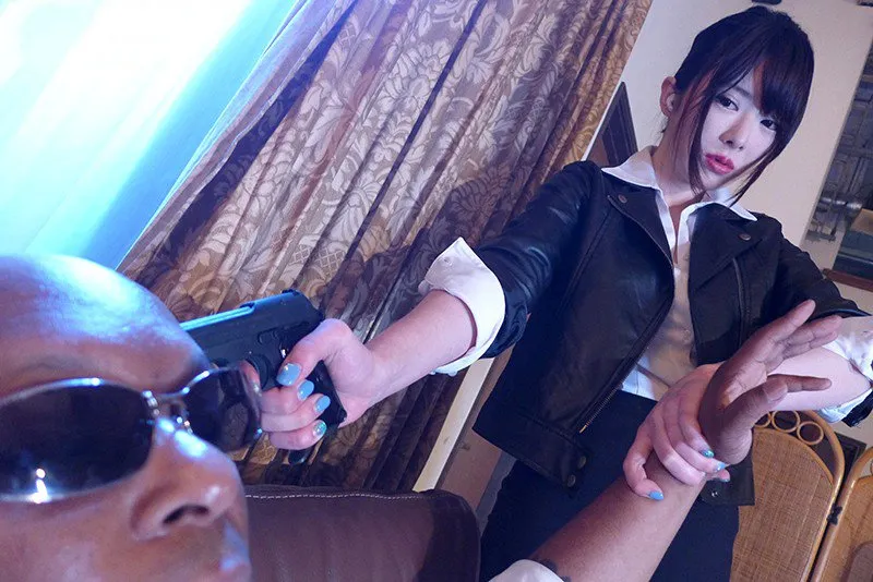 Nữ điều tra viên quốc tế bị ông trùm da đen nện tơi tả