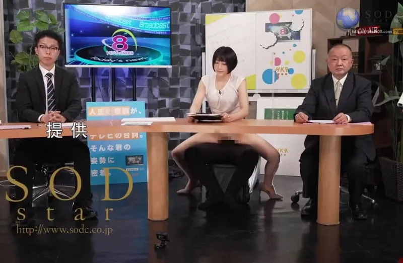 Nữ biên tập viên vừa nắc vừa dẫn chương trình truyền hình