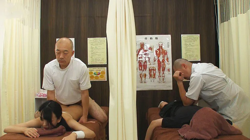 Dẫn cô bạn gái đi mát-xa rồi bị xoạc cạnh bên mà không hề hay biết