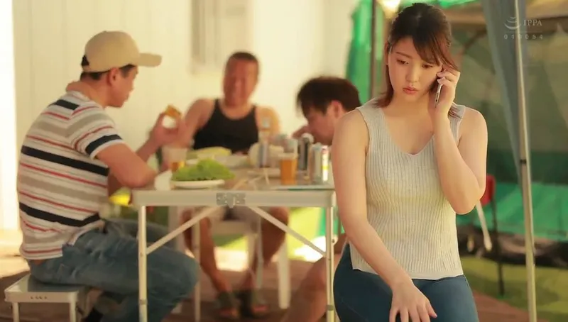 ông xã khờ để cô vợ tham gia sự kiện cắm trại với mấy gã cạnh bên nhà và cái kết