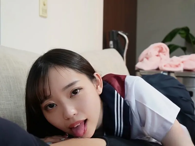 Em học sinh ngây thơ bị tên ba cóc chọc cặc giả vào lồn